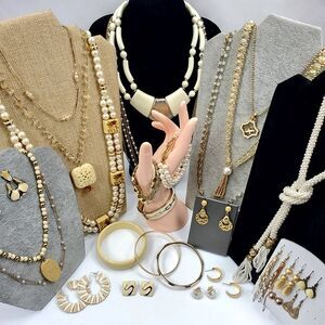 Cream & Goldtone Fashion Jewelry Lot Necklace Earring Bracelet Bundle 30+ Pieces